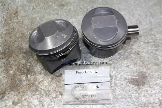 750SS pistons